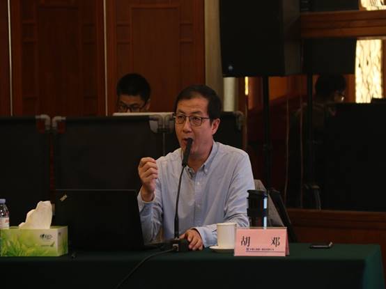 中國(guó)人民大學(xué)心理健康教育與咨詢(xún)中心主任、副教授胡鄧